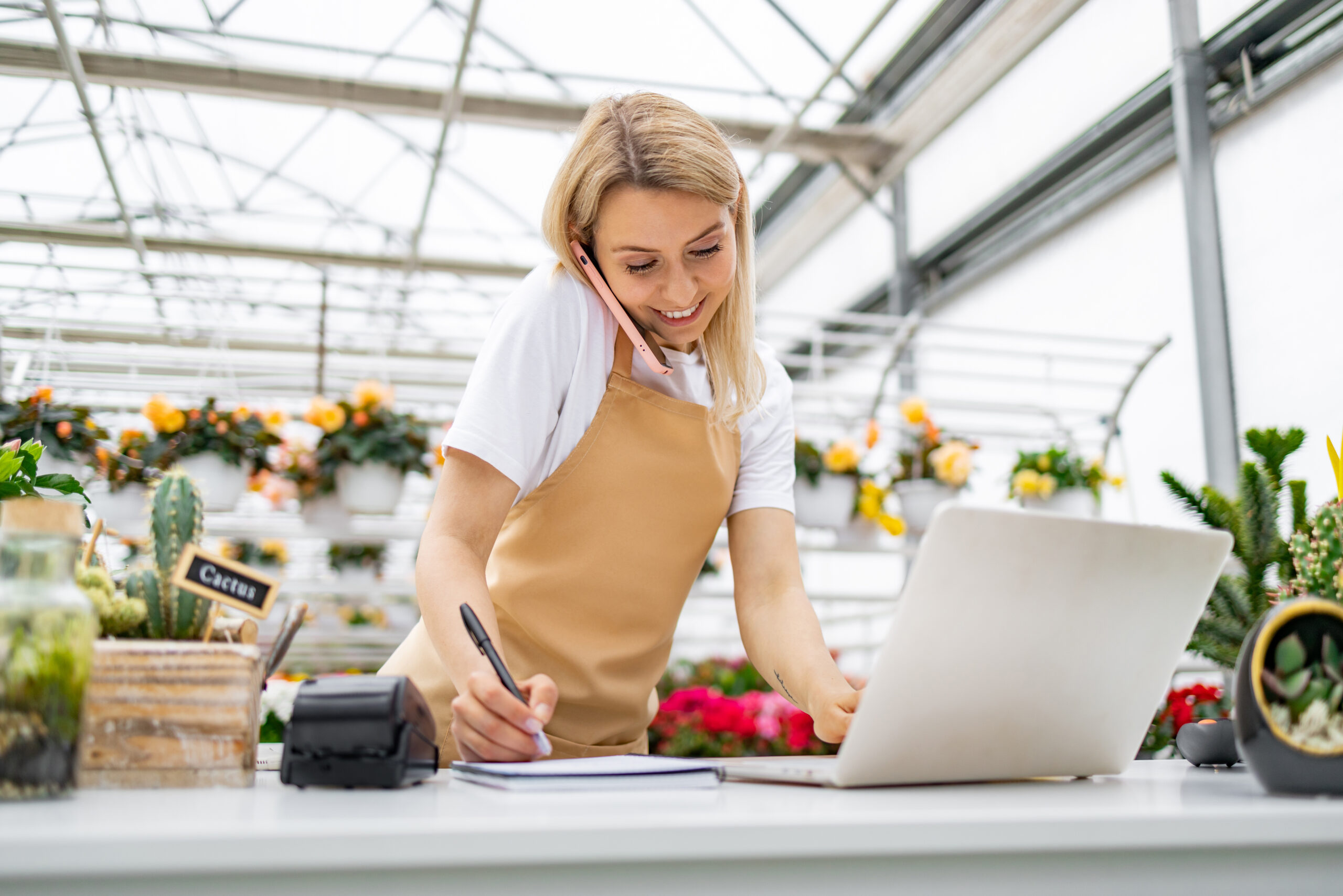 Dotykačka doskonale sprawdzi się zarówno w niewielkim sklepie czy kiosku, jak i w rozbudowanej sieci handlowej. Bez trudu współdziała z różnymi urządzeniami powszechnie stosowanymi w branży handlowej – drukarkami, wagami, czytnikami kodów i innymi akcesoriami.